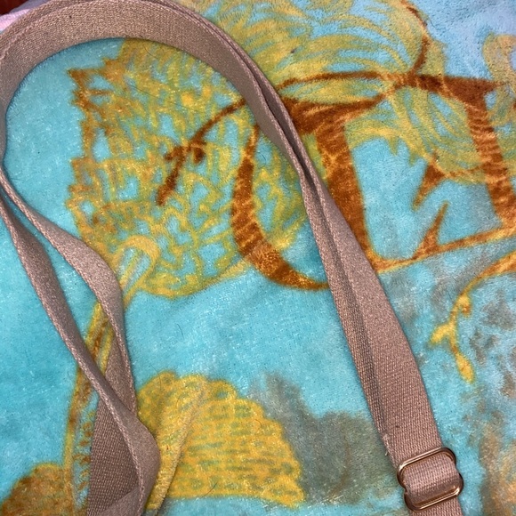 Michael Kors crossbody. - Picture 4 of 7